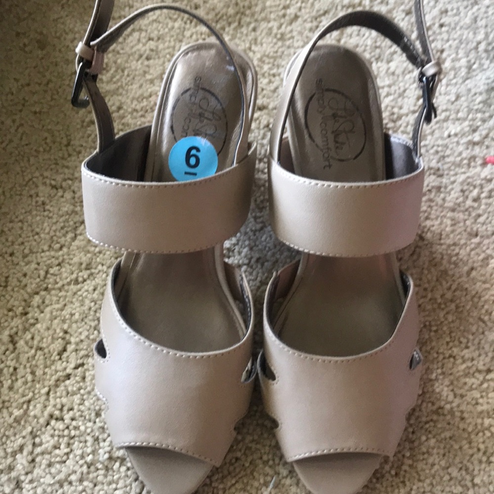 Taupe life stride heels size 6